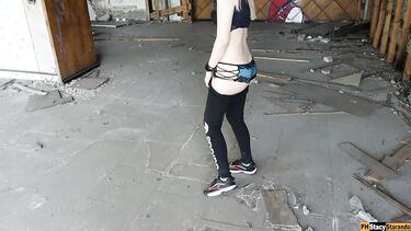 Рисковая блондинка с красивой жопой трахается на заброшке со своим парнем