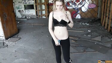 Сперма в киске: Рисковая блондинка с красивой жопой трахается на заброшке со своим парнем