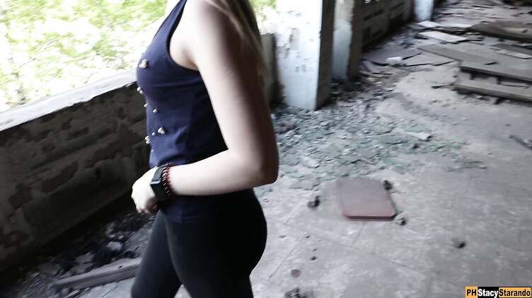 Рисковая блондинка с красивой жопой трахается на заброшке со своим парнем