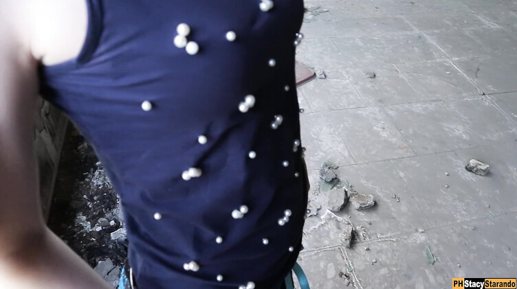 Русский кремпай: Рисковая блондинка с красивой жопой трахается на заброшке со своим парнем