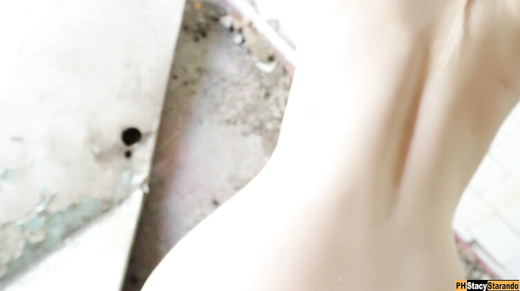 Stacy Starando: Рисковая блондинка с красивой жопой трахается на заброшке со своим парнем