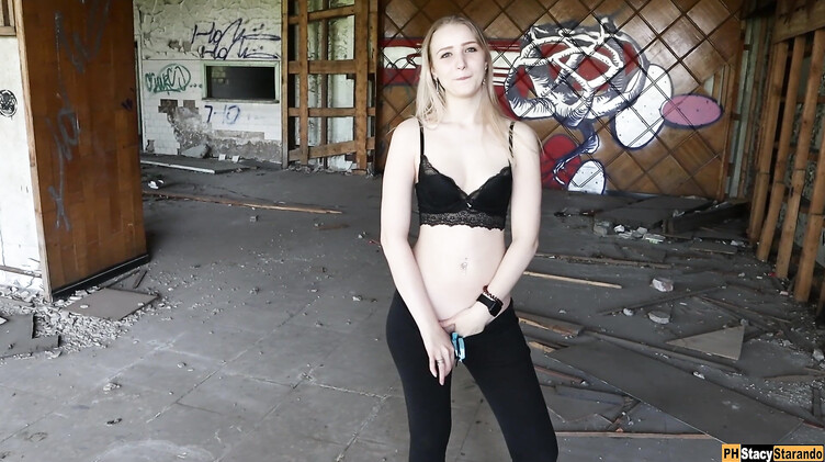 Рисковая блондинка с красивой жопой трахается на заброшке со своим парнем