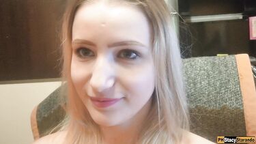 Игривая русская блондинка снимает на селфи камеру домашний минет парню