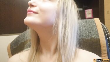 Селфи: Игривая русская блондинка снимает на селфи камеру домашний минет парню