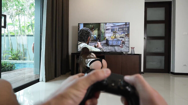 Kriss Kiss: Девушка с красивой попкой соблазнила на секс парня играющего в The Last of Us