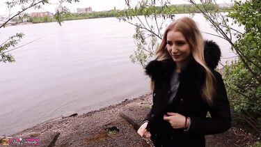 Шлюховатая русская студентка сосет член и трахается на природе с сокурсником