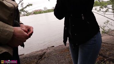 Шлюховатая русская студентка сосет член и трахается на природе с сокурсником