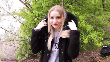 Шлюховатая русская студентка сосет член и трахается на природе с сокурсником