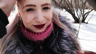 Ненасытные русские любовники несмотря на холод трахаются в парке зимой