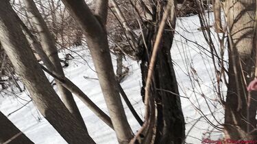 Сперма в киске: Ненасытные русские любовники несмотря на холод трахаются в парке зимой