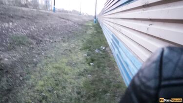 На улице: Парень кончил в трусики своей девушки после секса возле железной дороги