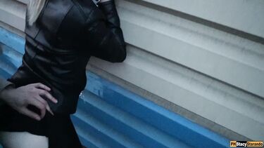 Сосет в чулках: Парень кончил в трусики своей девушки после секса возле железной дороги