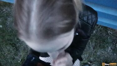 Парень кончил в трусики своей девушки после секса возле железной дороги