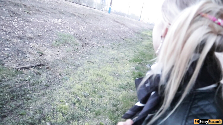 Парень кончил в трусики своей девушки после секса возле железной дороги