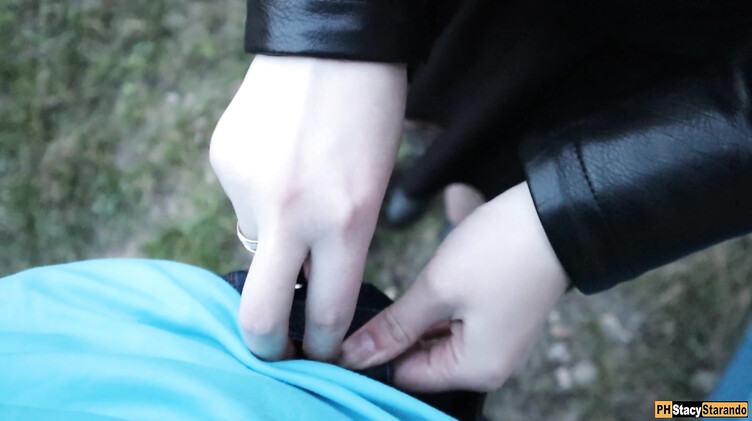 Парень кончил в трусики своей девушки после секса возле железной дороги