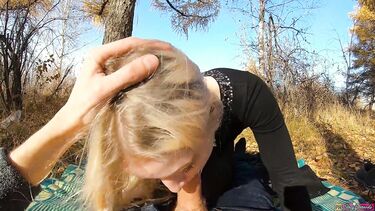 Любительский секс в лесу с окончанием в рот красивой русской блондинки