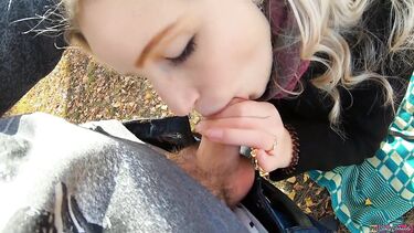 Любительский секс в лесу с окончанием в рот красивой русской блондинки