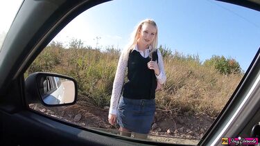 Парень подвез симпатичную русскую школьницу домой и выебал ее в поле