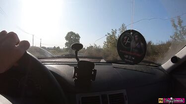 Парень подвез симпатичную русскую школьницу домой и выебал ее в поле