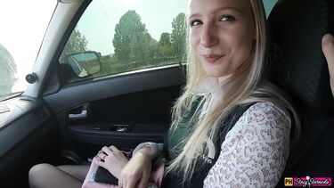 Парень подвез симпатичную русскую школьницу домой и выебал ее в поле