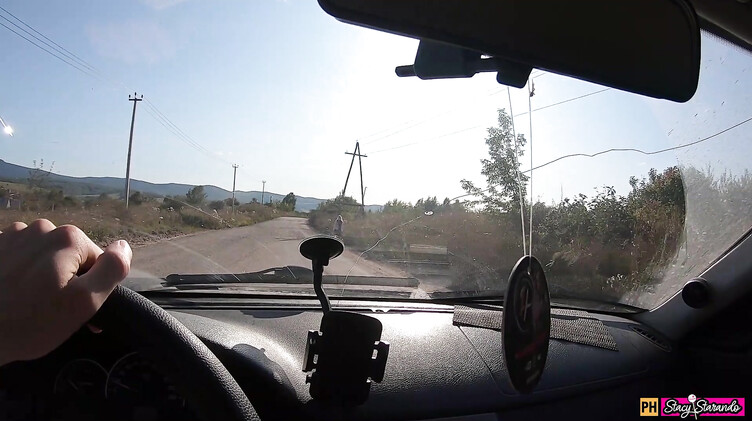 Парень подвез симпатичную русскую школьницу домой и выебал ее в поле