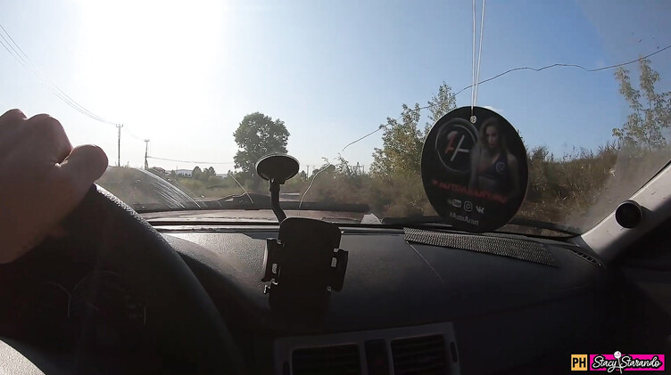 Парень подвез симпатичную русскую школьницу домой и выебал ее в поле