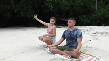 Развратная девушка прервала медитацию парня глубоким минетом на пляже