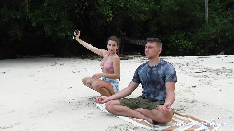 Развратная девушка прервала медитацию парня глубоким минетом на пляже