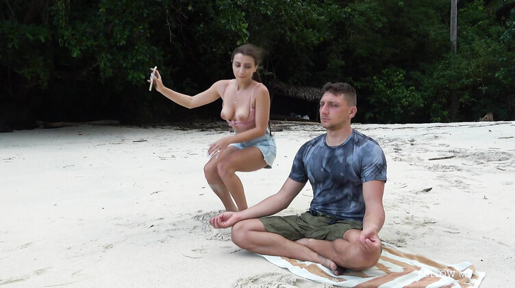 Развратная девушка прервала медитацию парня глубоким минетом на пляже