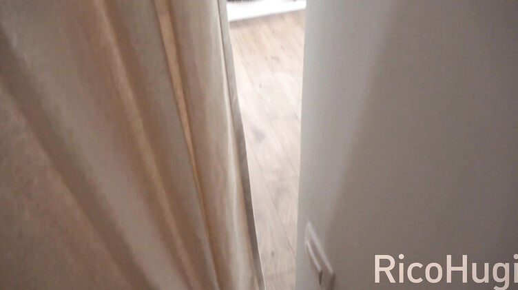 Разговаривает по телефону: Сводная сестра сосет большой член брата разговаривая по телефону с парнем