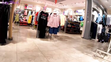 Одинокая девушка консультант в магазине одежды трахается в примерочной