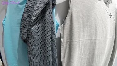 Одинокая девушка консультант в магазине одежды трахается в примерочной