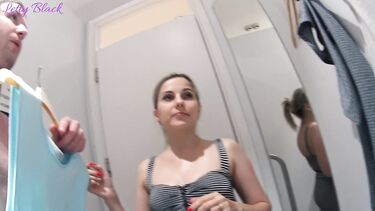 Одинокая девушка консультант в магазине одежды трахается в примерочной