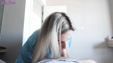 Мачеха блондинка дрочит ногами член пасынка перед сексом в позе наездницы