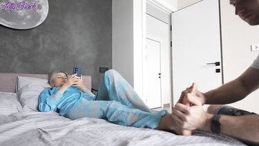 Мачеха блондинка дрочит ногами член пасынка перед сексом в позе наездницы