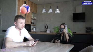 Сестра сделала брату возбуждающий коктейль и трахнула его дымящийся стояк