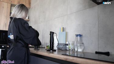 Сестра сделала брату возбуждающий коктейль и трахнула его дымящийся стояк