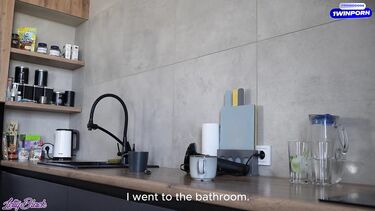 Сестра сделала брату возбуждающий коктейль и трахнула его дымящийся стояк