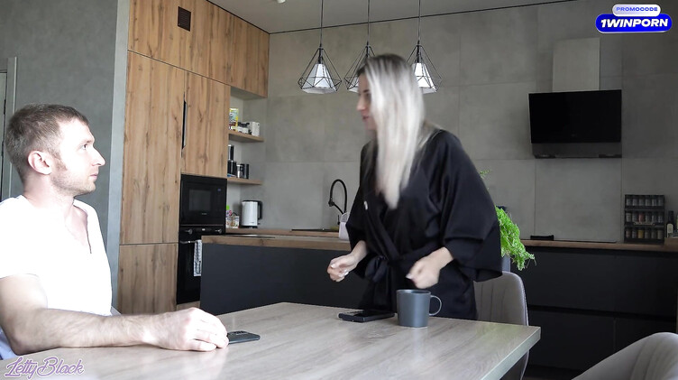 Сестра сделала брату возбуждающий коктейль и трахнула его дымящийся стояк