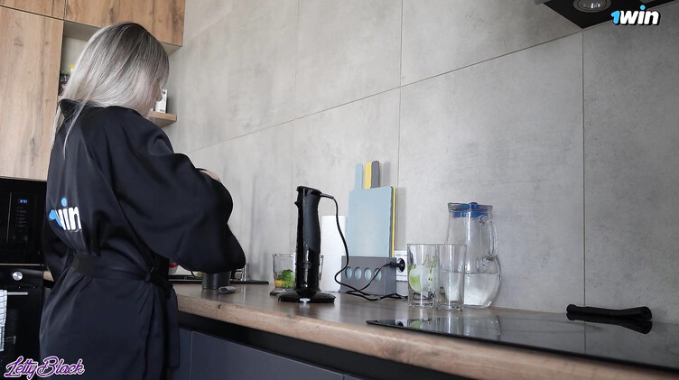 Сестра сделала брату возбуждающий коктейль и трахнула его дымящийся стояк