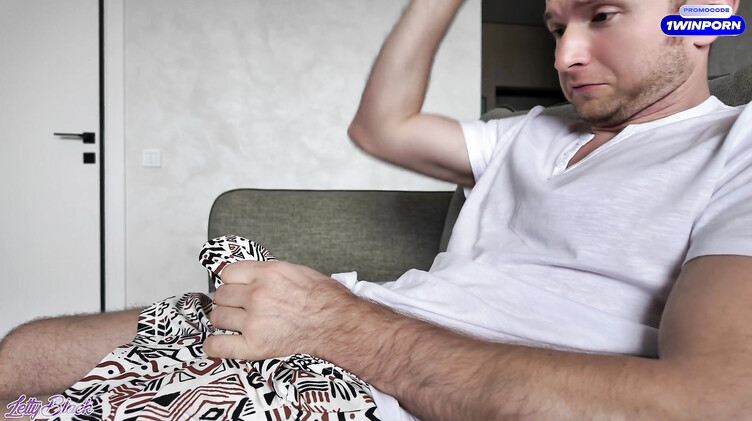 Сестра сделала брату возбуждающий коктейль и трахнула его дымящийся стояк