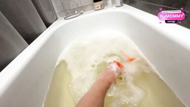 Сводная сестра застукала брата за дрочкой в ванне и предложила помощь