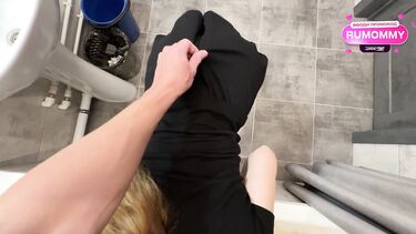 Сводная сестра застукала брата за дрочкой в ванне и предложила помощь