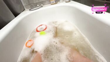 Сводная сестра застукала брата за дрочкой в ванне и предложила помощь