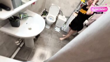 Сводная сестра застукала брата за дрочкой в ванне и предложила помощь