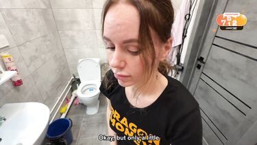 Сводная сестра застукала брата за дрочкой в ванне и предложила помощь