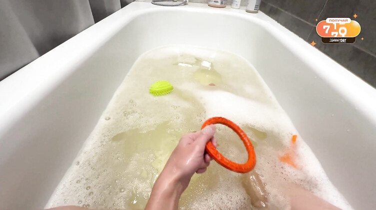 Сводная сестра застукала брата за дрочкой в ванне и предложила помощь