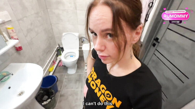 Русская сводная сестра: Сводная сестра застукала брата за дрочкой в ванне и предложила помощь