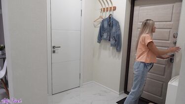 Доставщик пиццы накосячил и трахнул недовольную русскую клиентку на кухне