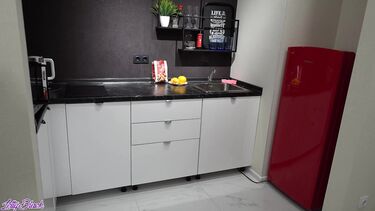 Доставщик пиццы накосячил и трахнул недовольную русскую клиентку на кухне